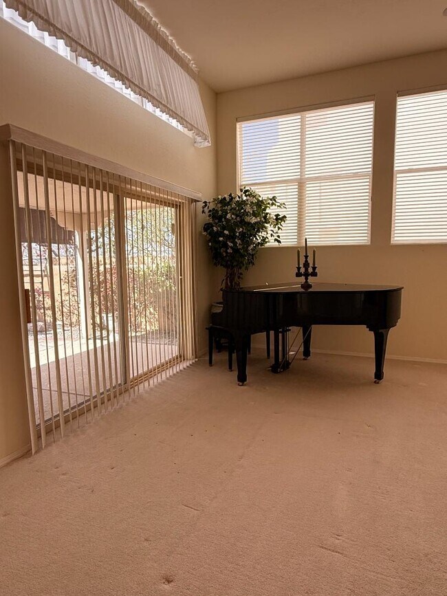 Building Photo - 711 Tramway Pl NE