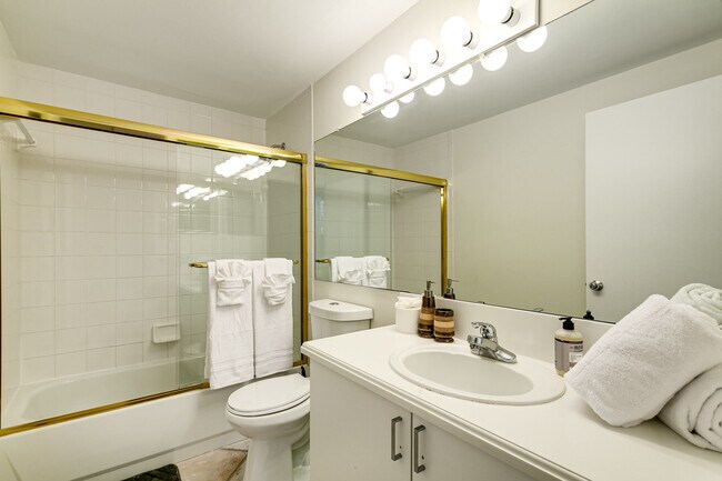 Building Photo - 19601 E Country Club Dr