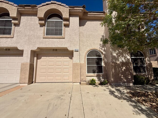 Building Photo - Beautiful 3-bedroom townhome in a desirable gated Green Valley community!