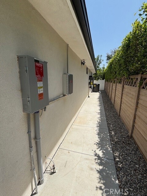 Building Photo - 21803 Chatsworth St
