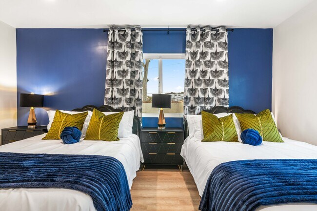 Building Photo - 1400 N Orange Dr