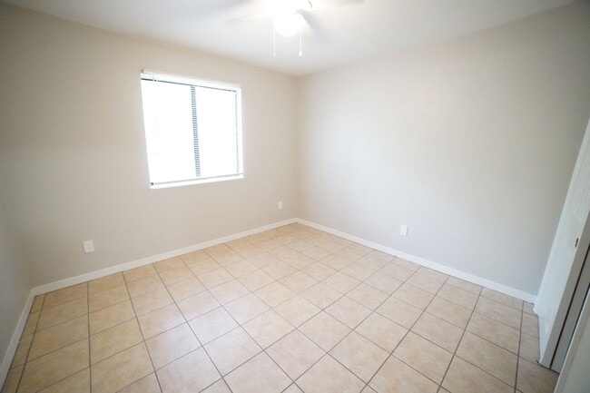 Building Photo - 2 bed / 1 bath Townhome on Tharpe