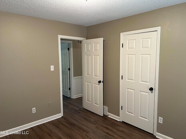 Building Photo - 960 Clarington Dr