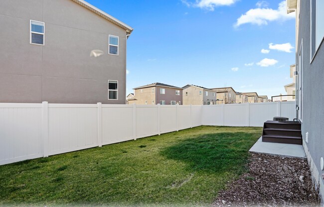 Building Photo - Cute 4-Bedroom Home in Vineyard!