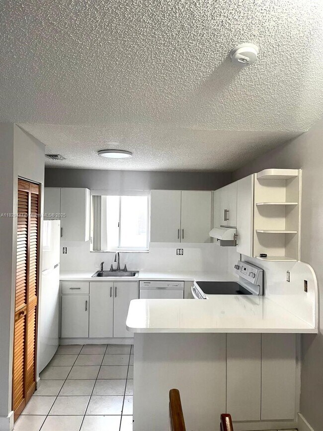 Building Photo - 3264 W 70th St