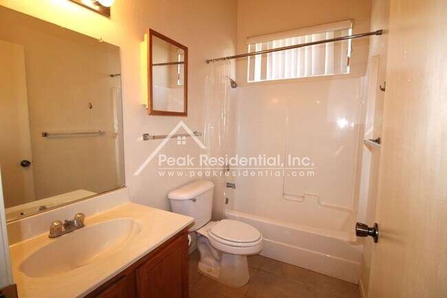 Building Photo - Nice Elk Grove 3bd/2ba Home with 2 Car Garage