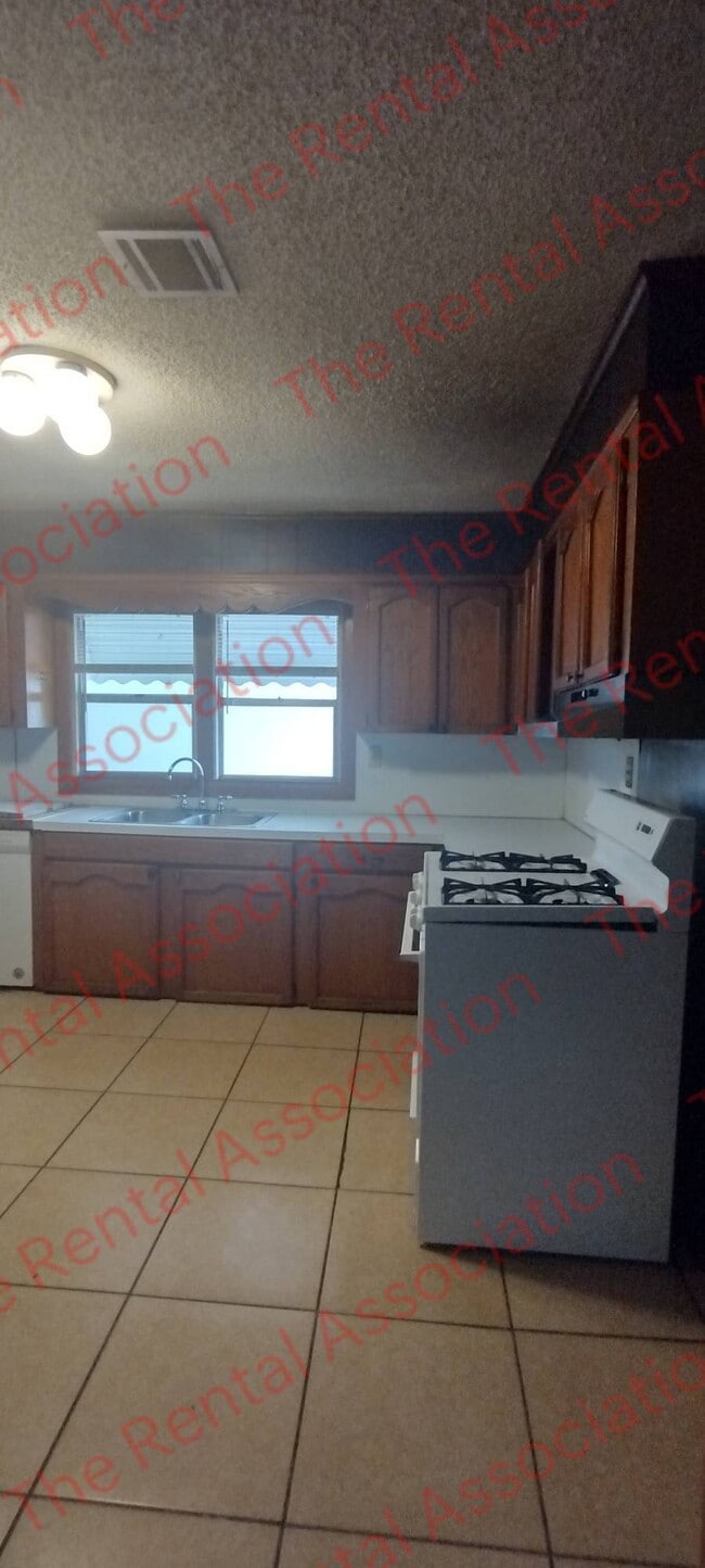 Building Photo - 204 Magnolia St