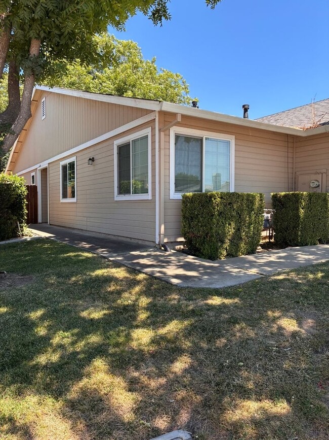 Building Photo - 3 Bedroom 2 Bath