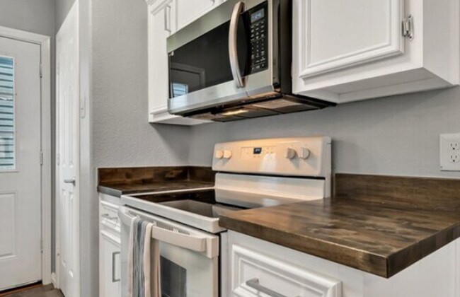 Building Photo - Beautiful 4 bed 4 bath