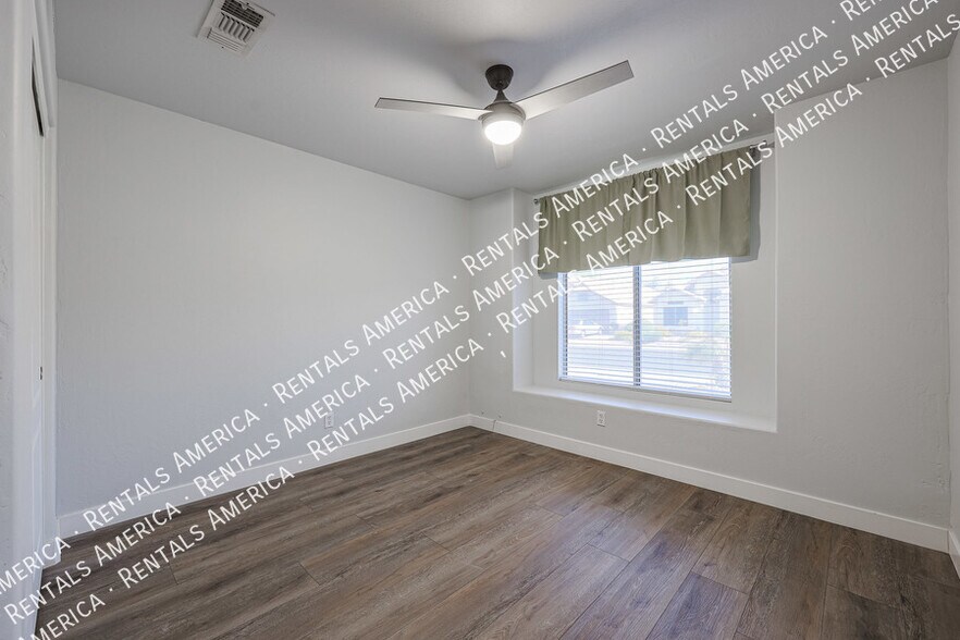 Building Photo - 1044 W Todd Dr