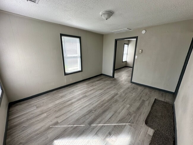 Building Photo - 2 Bed 1 Bath Moore