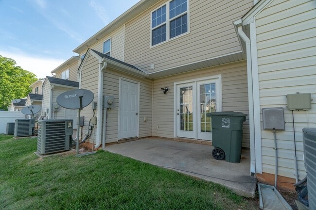 Building Photo - Townhome in a great location!