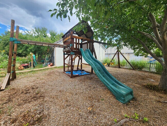 Building Photo - Stunning 3 Bedroom Townhome Tucked Away In...