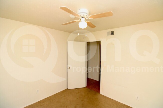 Building Photo - 1810 E Blacklidge Dr