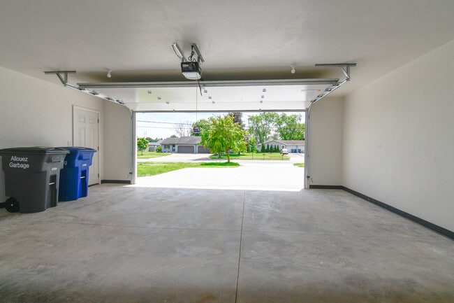 Building Photo - 735 Hoffman Rd