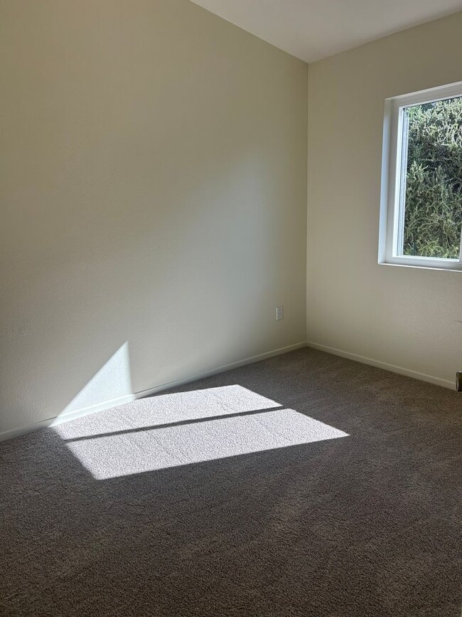 Building Photo - Charming 3 bdrm Crown Hills Home with Spectacular Views