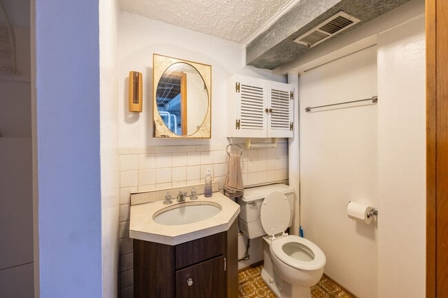 Building Photo - Charming 3-Bedroom Home on a Quiet Street ...