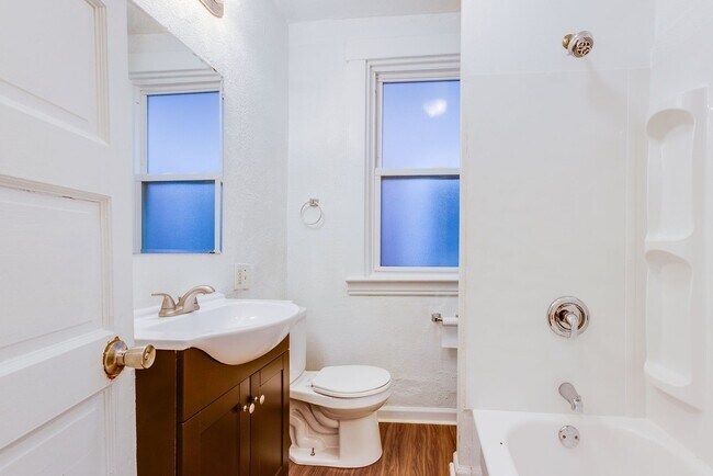 Building Photo - 406 Kingsboro St