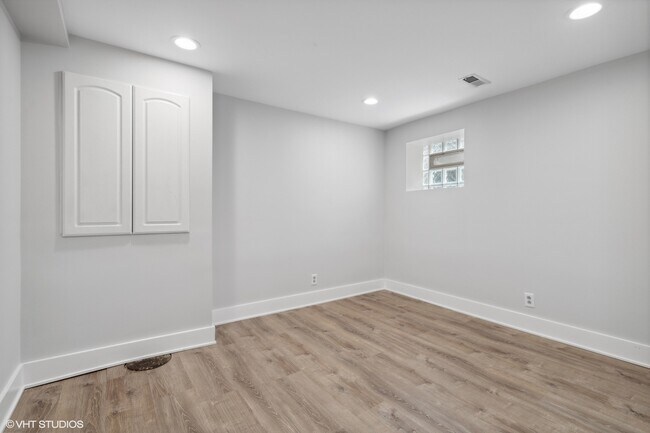 Building Photo - 1307 W Newport Ave