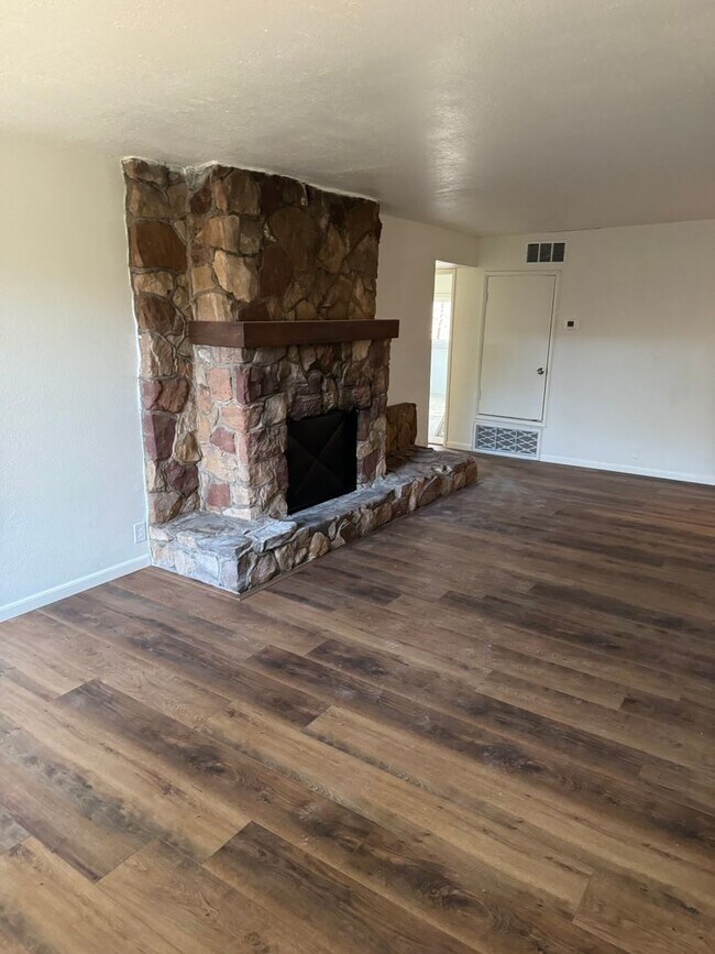 Building Photo - Back Unit of a Great Duplex in the Heart o...