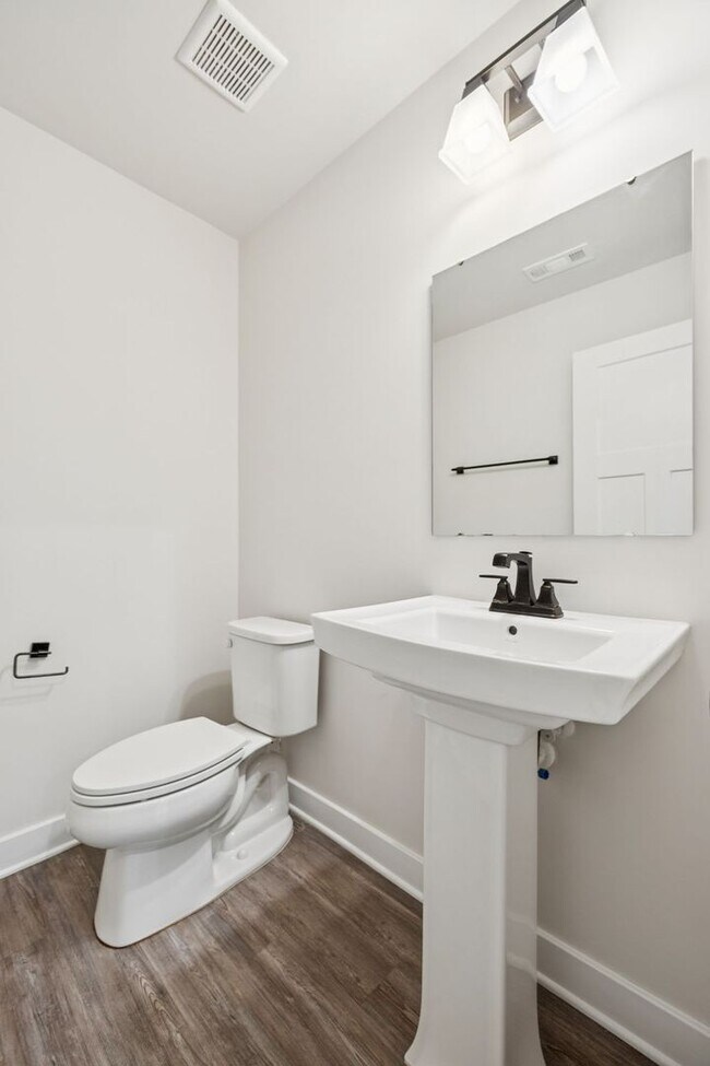 Building Photo - 5BR/3.5BA home offers stylish and function...