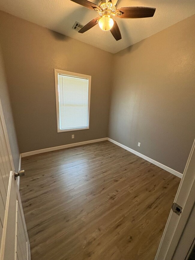 Building Photo - Clean 2 bedroom 1 bath With Tall Ceilings