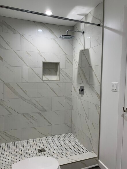 Large shower. - 1102 Centinela Ave