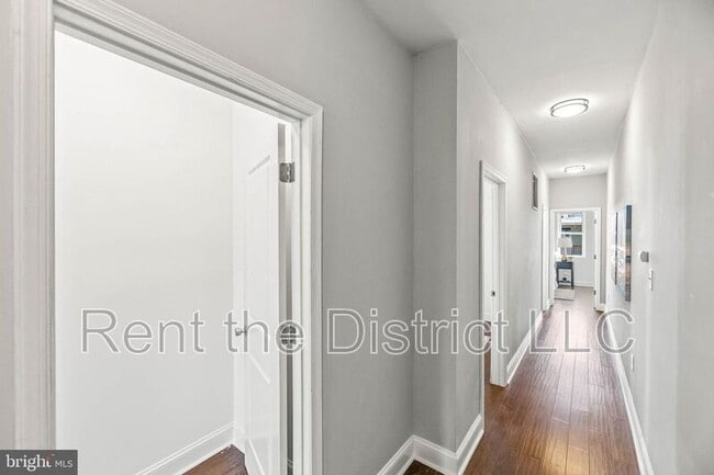 Building Photo - 25 Todd Pl NE