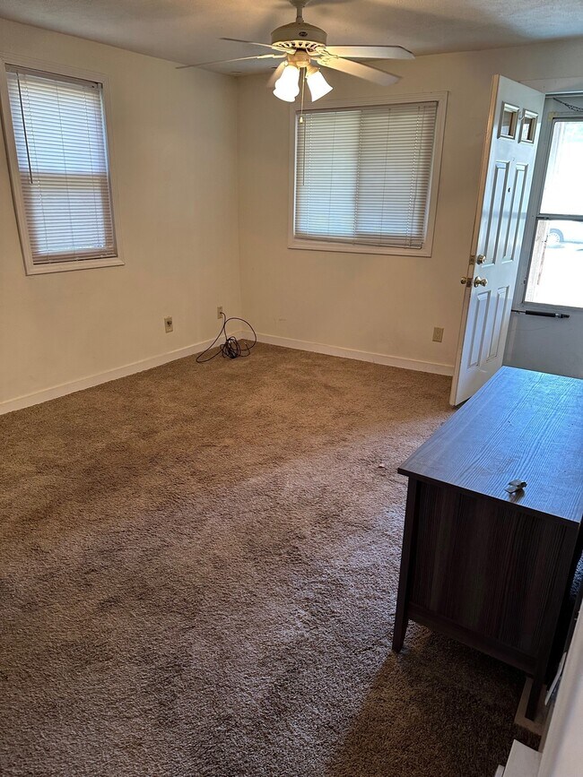 Building Photo - 904 W Harvard St