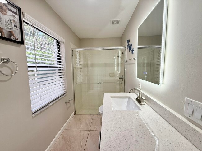 Building Photo - 212 Lone Pine Dr