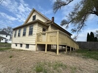 Building Photo - 2 bed with Bonus room and 1 1/2 bath home in Moline!