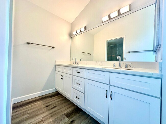 Building Photo - Welcome to this beautiful 4 bedroom home in the highly desirable "Port Streets" of Newport Beach