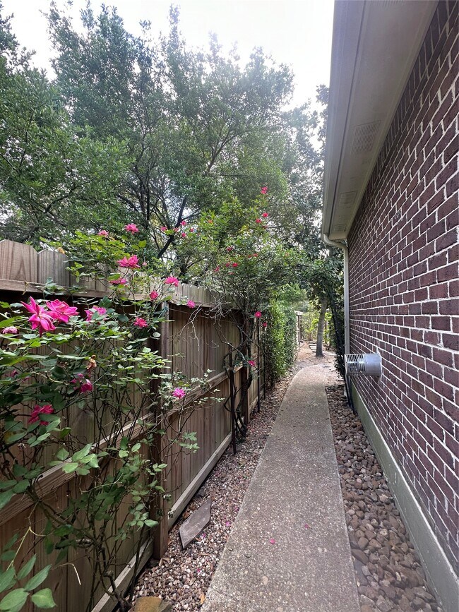 Building Photo - 94 E Fairbranch Cir