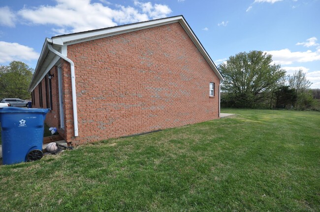 Building Photo - 709 Bagwell Ct