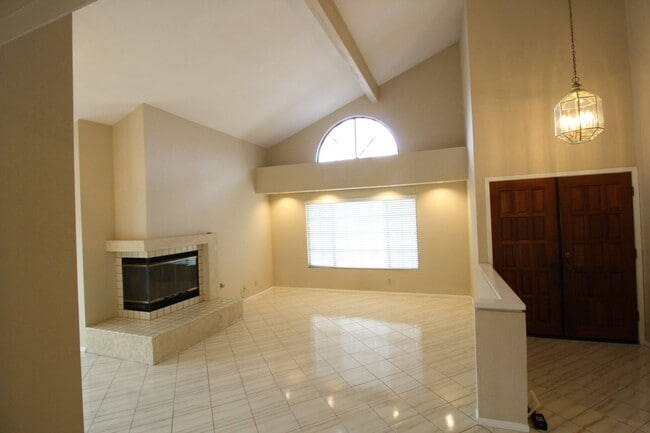 Building Photo - Rancho Bernardo End Unit Townhome - 2 Bed - 2 Bath -2 Car Garage - Private Patio