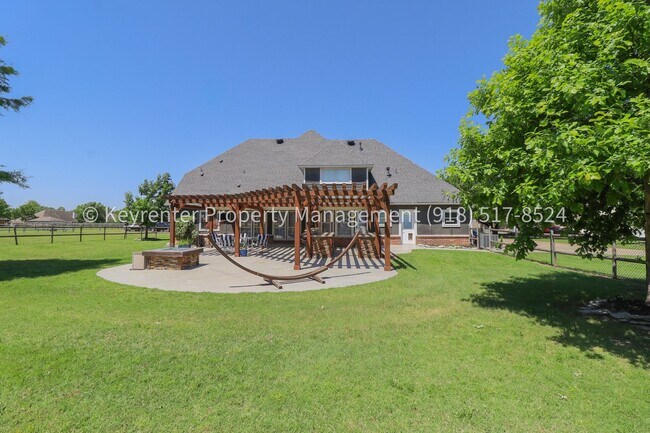 Building Photo - Incredible 4 Bedroom 4 Bath Home in Owasso!!!