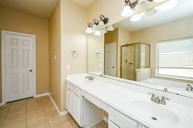 Building Photo - 7818 Iris Glen Ln