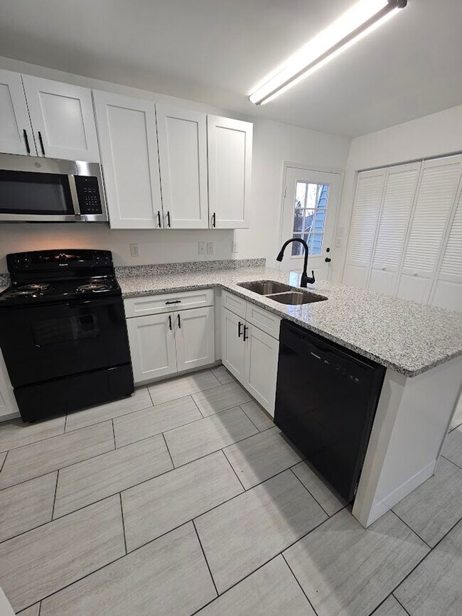 Building Photo - 71 Westgate Cir