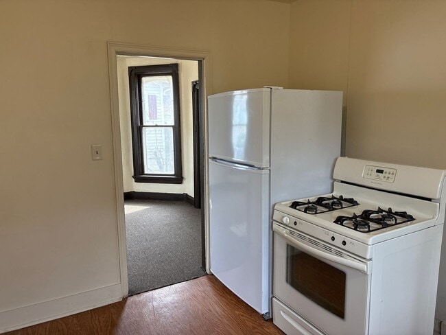 Building Photo - SPACIOUS 4 BEDROOM HOME READY TO WELCOME YOU