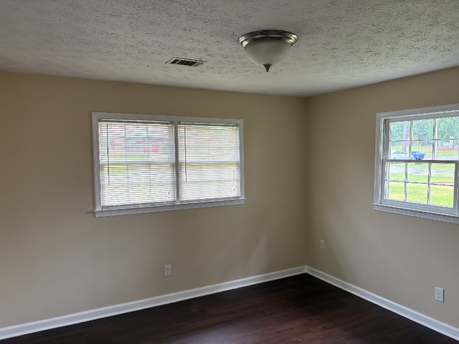 Building Photo - 527 Charleston Ln
