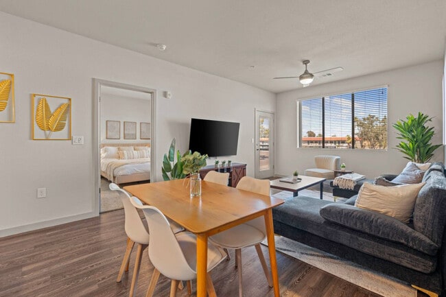 Building Photo - 711 W Broadway Rd