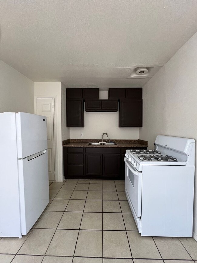 Building Photo - P412