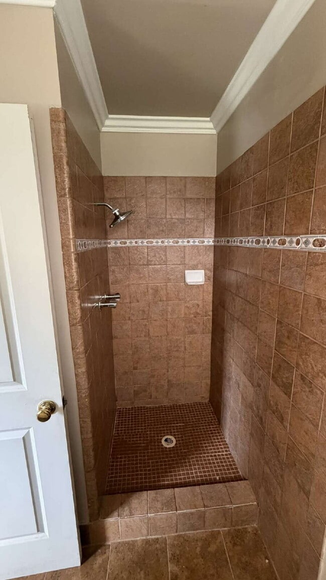 Building Photo - Beautiful Single-Story Home with Fireplace & Huge Backyard