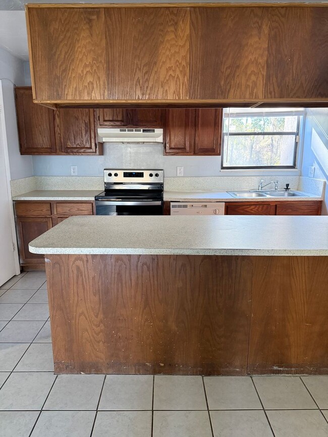Building Photo - * MOVE IN SPECIAL * 1/2 OFF 2ND MONTH'S RENT!! Location, location, location! 876 SF Unit- 1 bd/ 1...