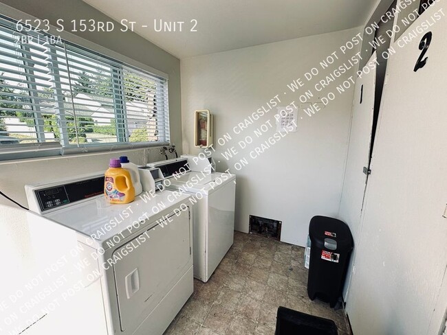 Building Photo - Tukwila - Updated 2 Bedroom / 1 Bath Apart...