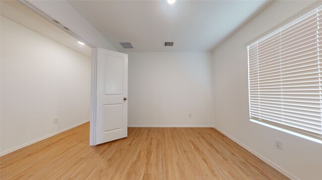 Building Photo - 27014 Breakaway Ln