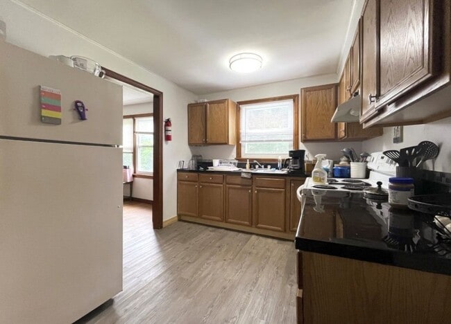 Building Photo - Crestmont Avenue Townhome with Sublevel Su...