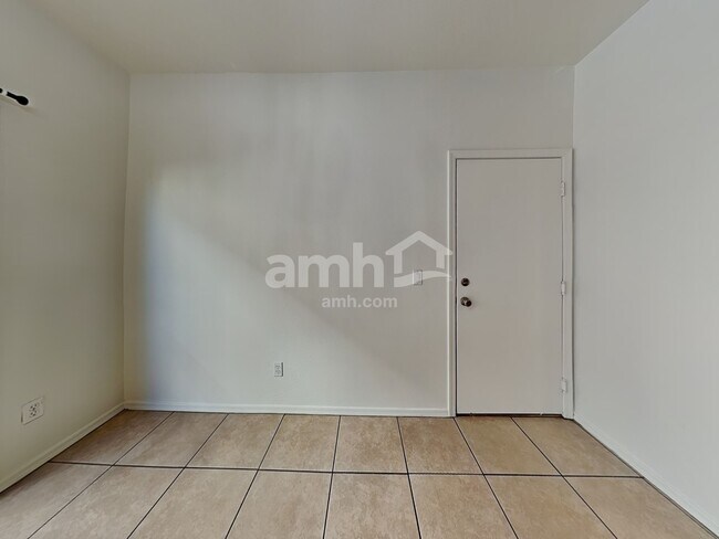 Building Photo - 7136 S 7th Ln