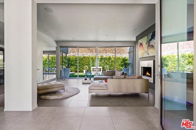 Building Photo - 1175 Los Robles Dr