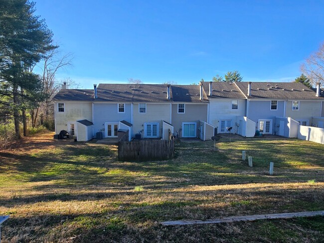 Building Photo - $1300 - Beautifully Renovated Townhome